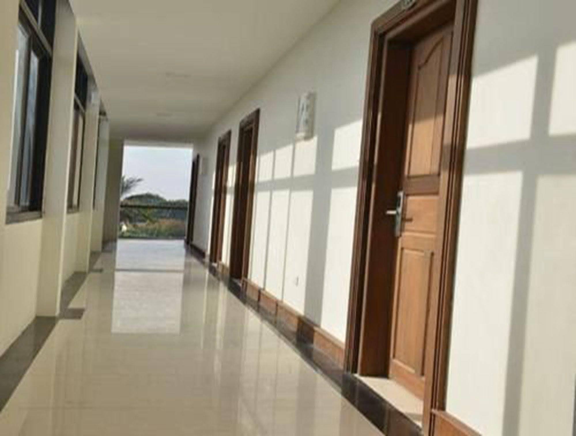 Hotel Myitkyinā Exterior foto